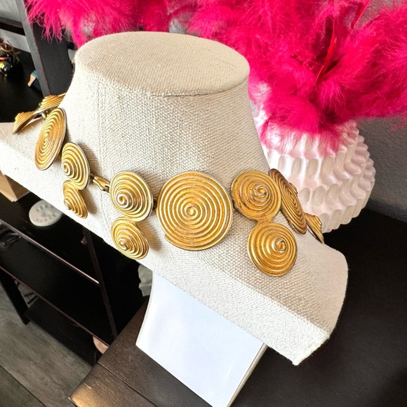 Vintage Gold Tone Swirl Circle Necklace - Picture 6 of 11